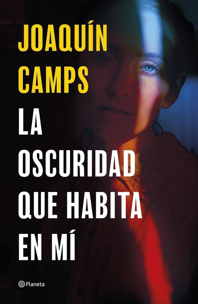 Portada de La oscuridad que habita en mí (Autores Españoles e Iberoamericanos)
