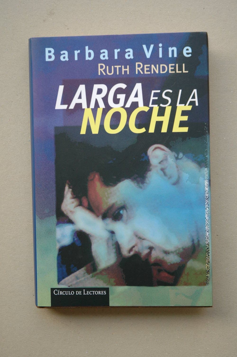 Portada de Larga es la noche / Barbara Vine ; traducción del inglés Margarita Caváldoni
