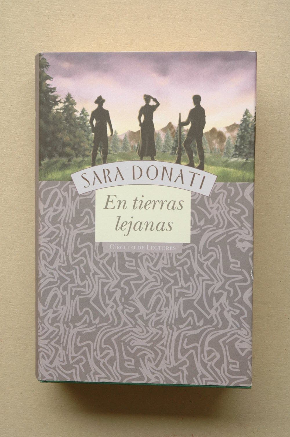Portada de En tierras lejanas / Sara Donati ; traducción del inglés Susana Cella