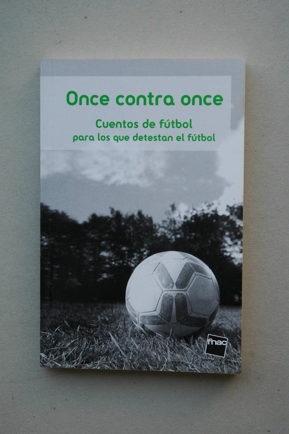 Portada de ONCE contra once : cuentos de fútbol para los que detesta el fútbol / Rafael Azcona, Mario Benedetti, Juan Bonilla...[et al.] ; prólogo Guillem Martínez