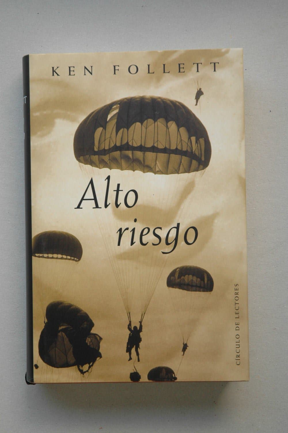 Portada de Alto riesgo / Kent Follett ; traducción de José Antonio Soriano