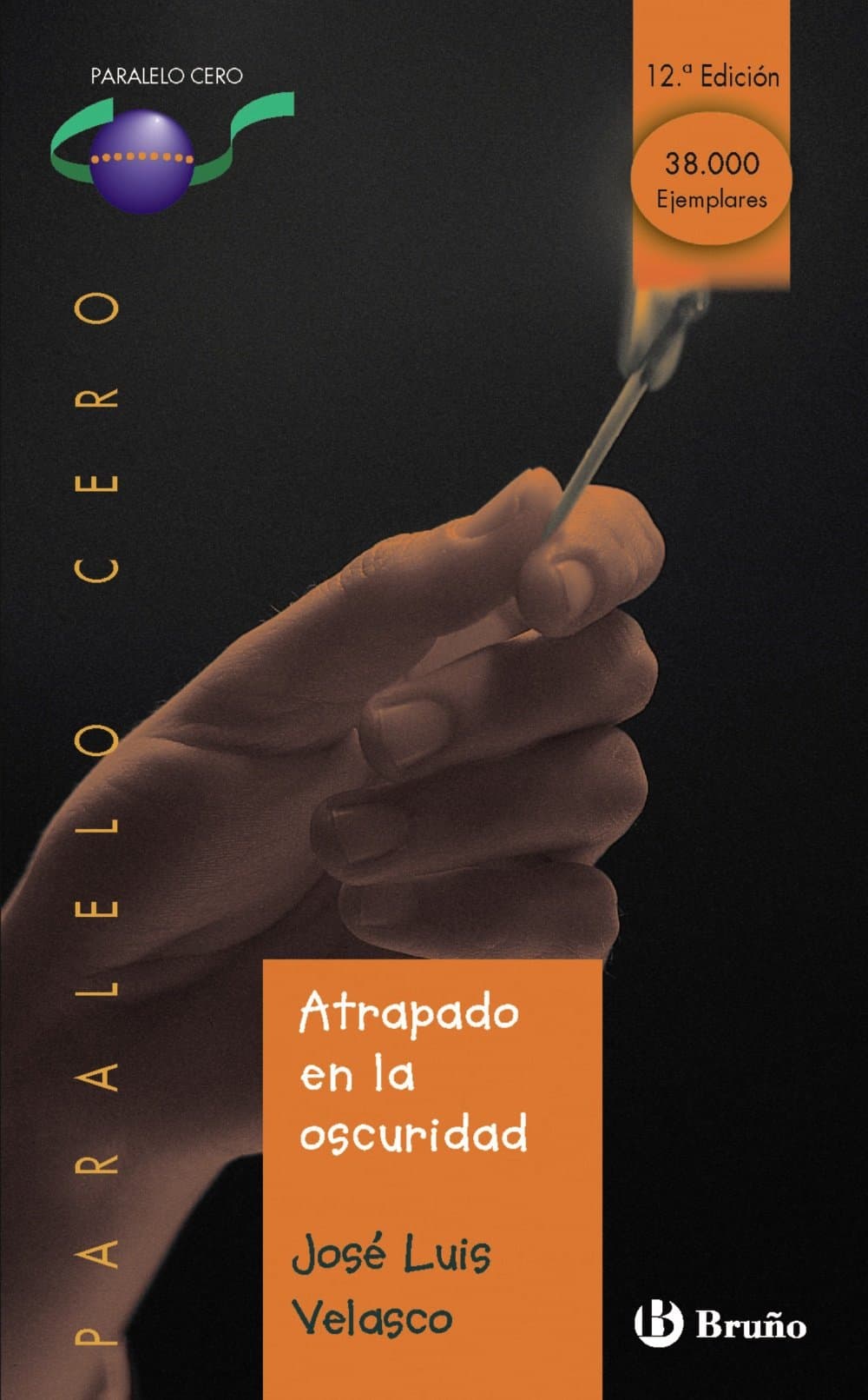Portada de Atrapado en la oscuridad (Castellano - JUVENIL - PARALELO CERO)