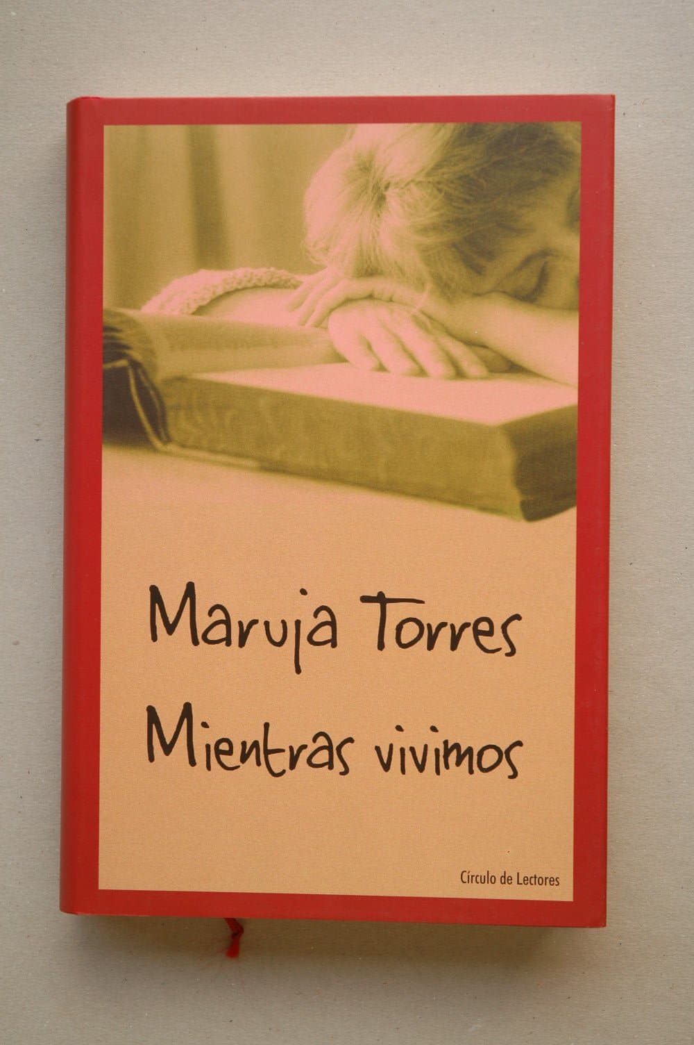 Portada de Mientras vivimos / Maruja Torres