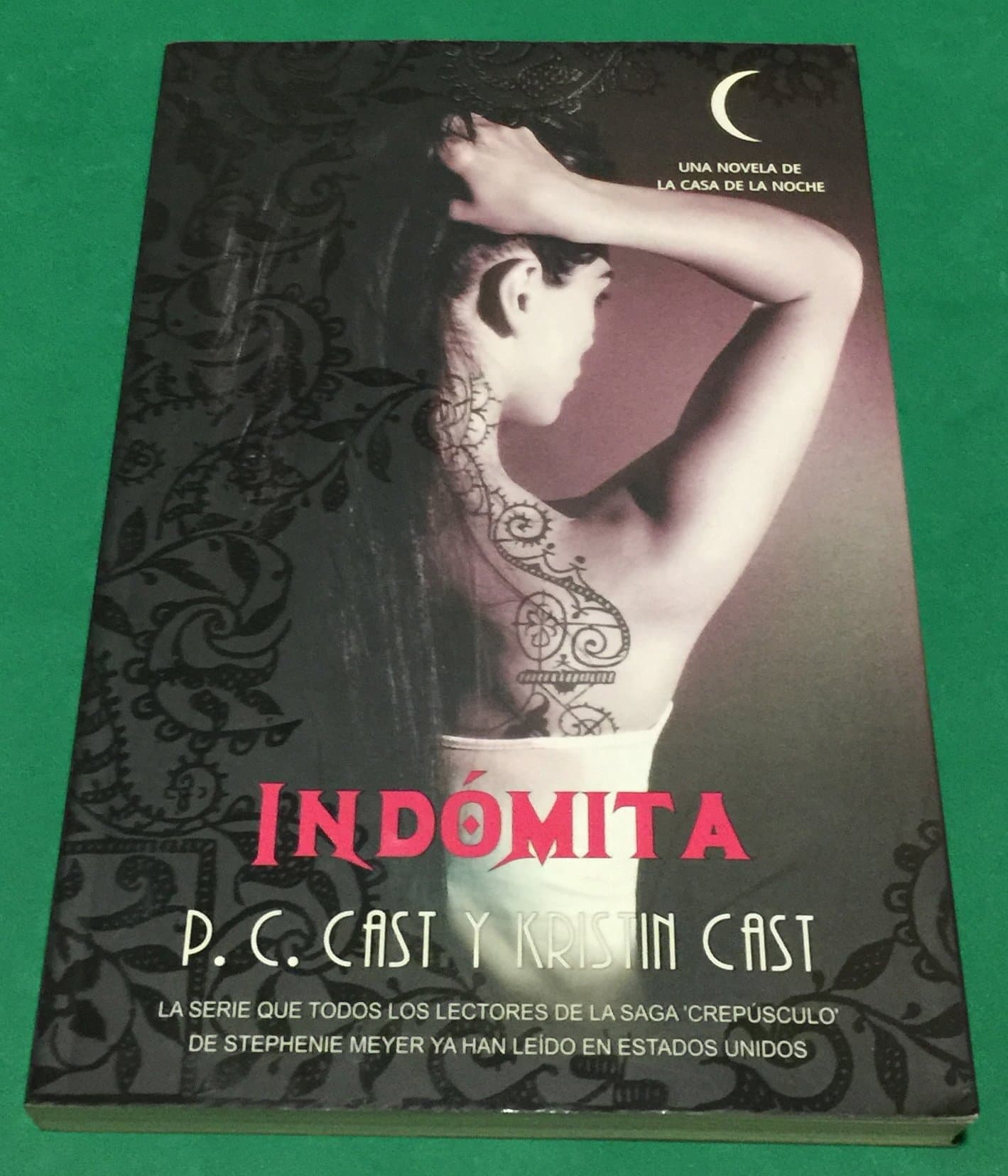 Portada de Indómita (Trakatrá)