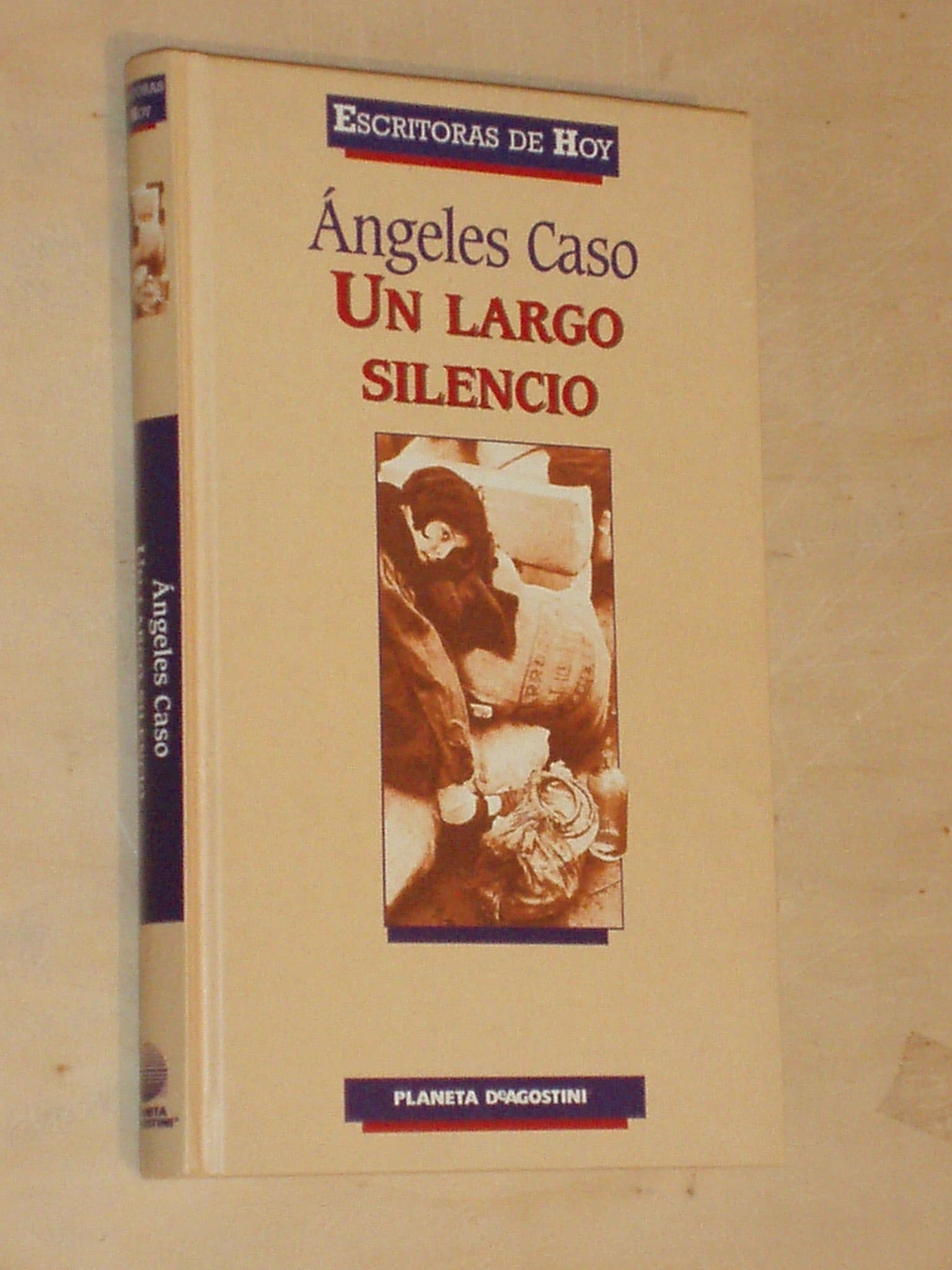 Portada de UN LARGO SILENCIO