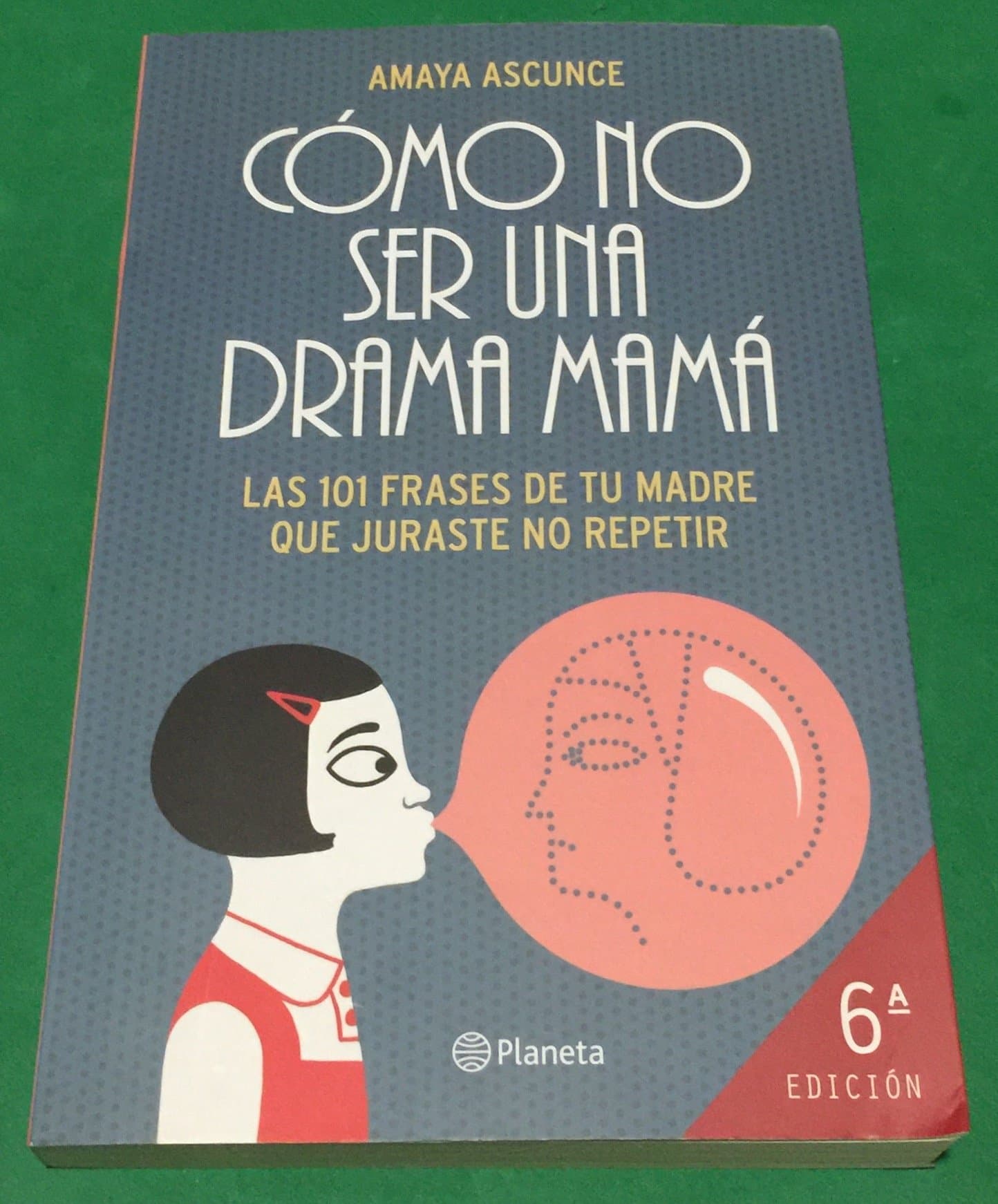 Portada de Cómo no ser una drama mamá: Las 101 frases de tu madre que juraste no repetir (Planeta)